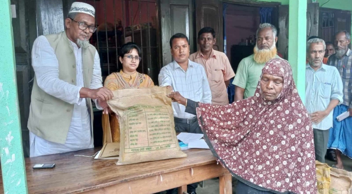 আদিতমারীতে ঝড়ে ক্ষতিগ্রস্তদের মধ্যে ত্রাণ বিতরণ